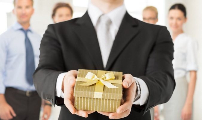 Đặt quà tặng doanh nghiệp giá rẻ số lượng lớn nên chọn như thế nào?