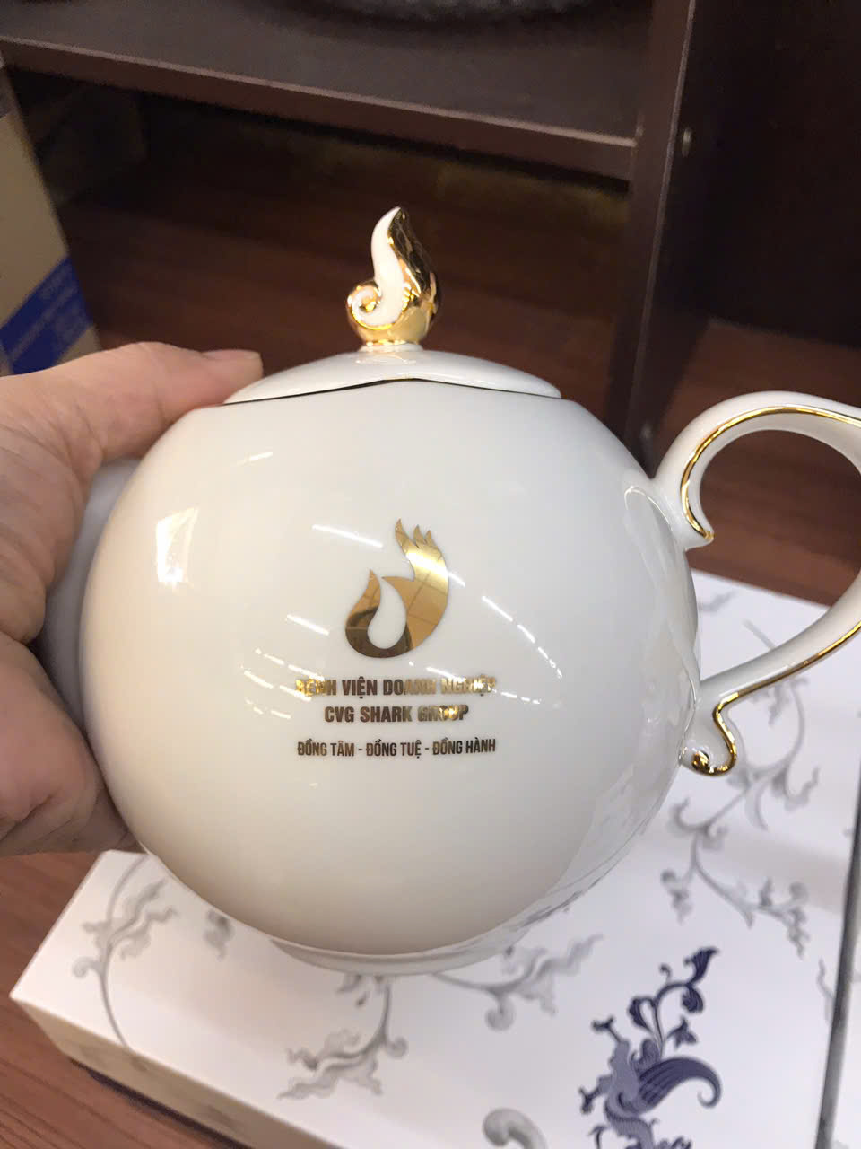 Bộ ấm chén in logo quà tặng kẻ vàng giá rẻ